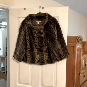 It’s adorable! Vintage style short jacket. Faux fur, size XL, buttons.